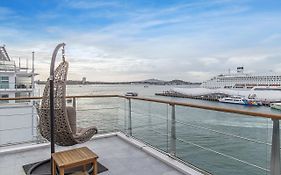 Princes Wharf 1Br Sub-Penthouse With Panoramic City & Ocean Views